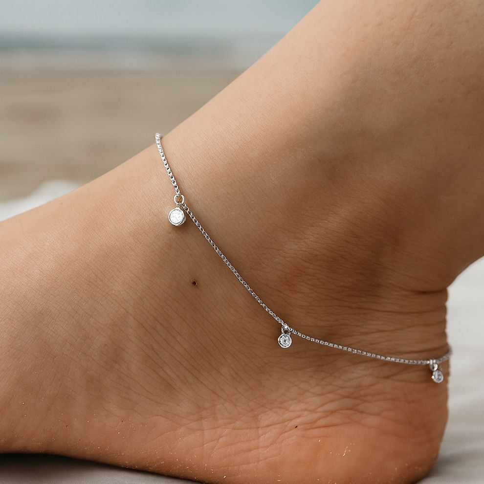 Minimal silver anklet with zircon charms and adjustable chain – chic and elegant